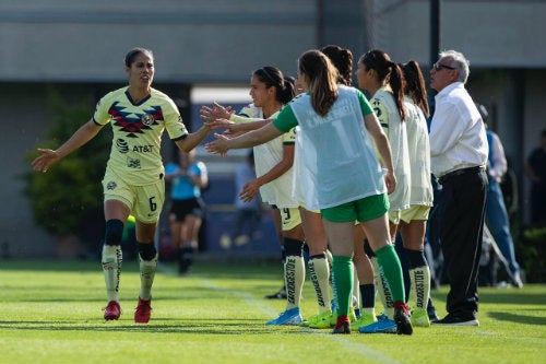 Leo Cuéllar y las jugadoras del América celebran un gol