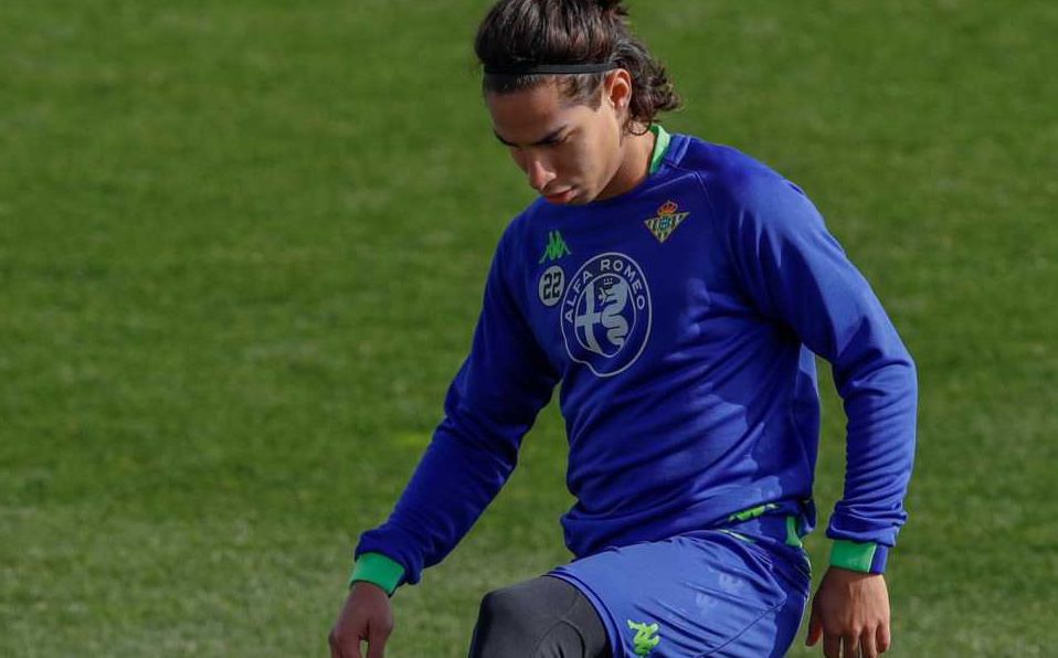 Diego Lainez en entrenamiento