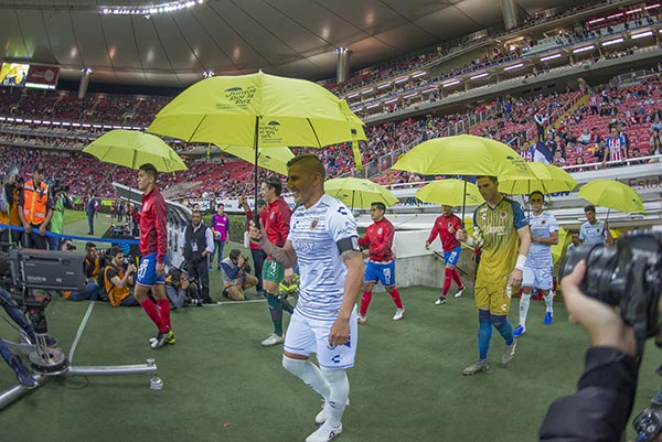 Salcido entra al campo previo al juego contra Veracruz