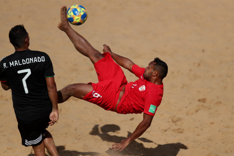 Tahití en disparo a gol durante el Mundial Futbol Playa