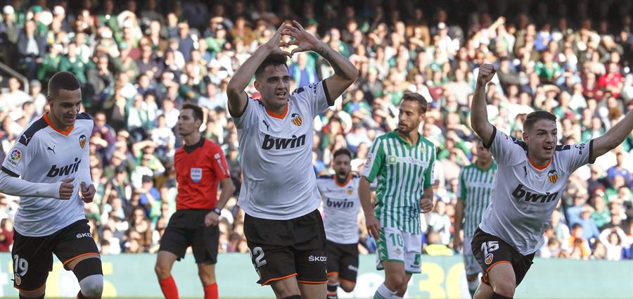 Maxi Gómez festeja una anotación contra Betis