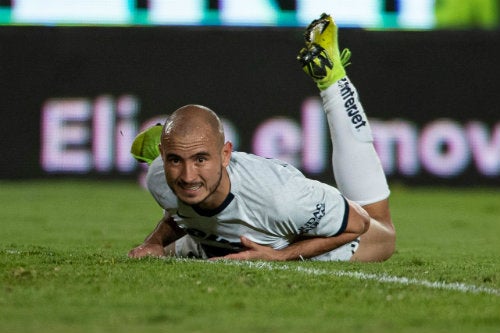 Carlos González en el césped durante el juego vs Pachuca