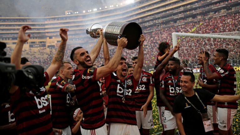 Jugadores de Flamengo festejan una anotación 