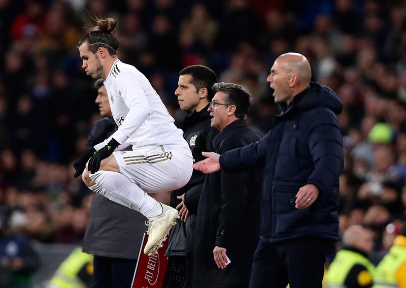 Gareth Bale se alista para entrar a la cancha con el Real Madrid