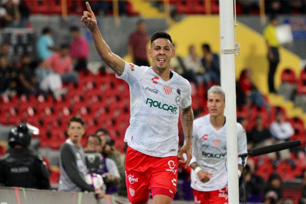 Mauro Quiroga celebrando una anotación con Rayos