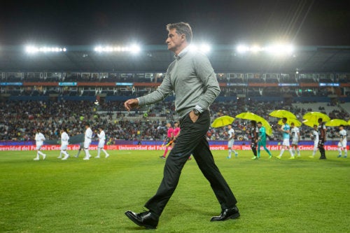 Míchel González durante el juego entre Pachuca y Pumas