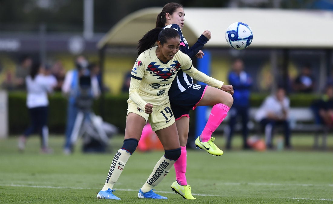 Zulma Hernández peleando un balón