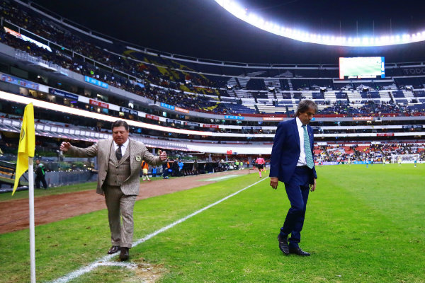 Herrera y Almada expulsados en el Estadio Azteca