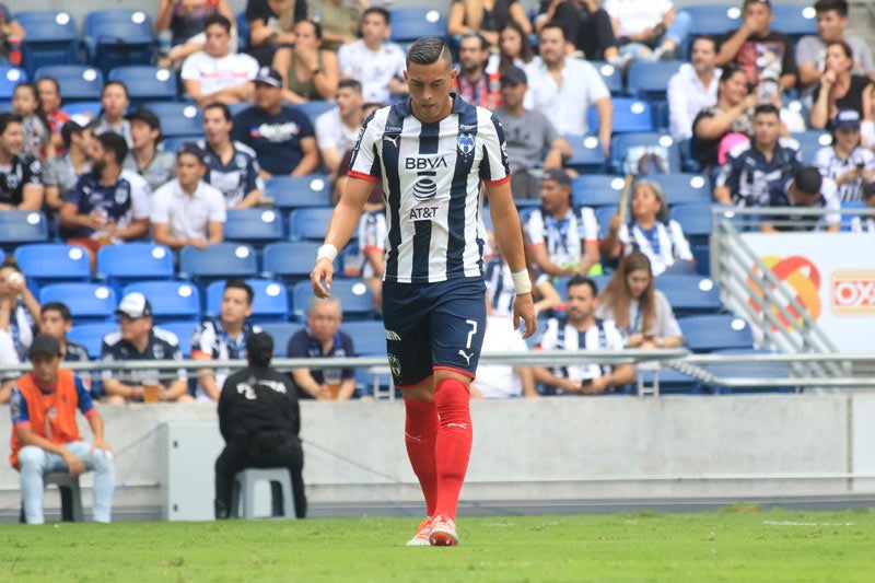 Funes Mori camina en un juego de Rayados de Monterrey