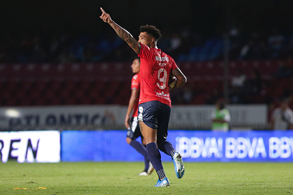 Kazim Richards festeja un gol con Veracruz 