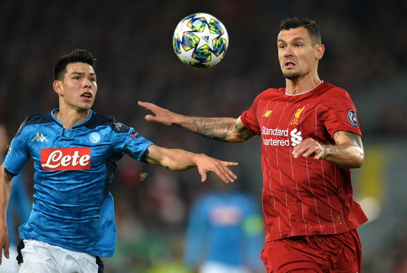 Lozano y Dejan Lovren, en el duelo de Champions League 