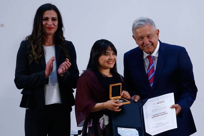 El presidente de México entregó el premio a Alexa Moreno 