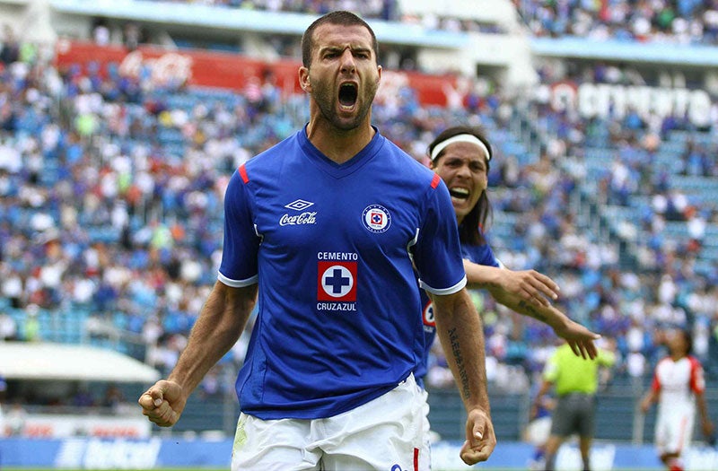 Tito Villa celebra un gol con Cruz Azul