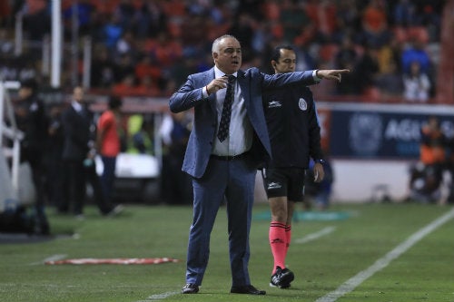 Memo Vázquez da instrucciones durante un juego del Necaxa