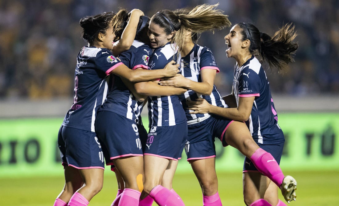 Jugadoras de Rayadas celebrando un gol