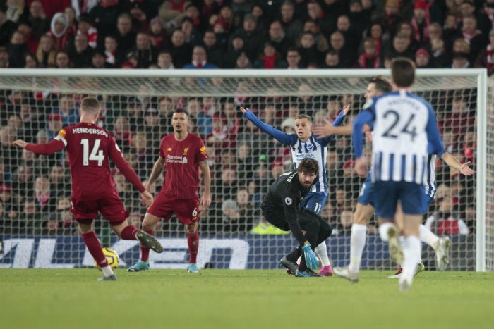 Alisson, durante el partido ante Brighton 