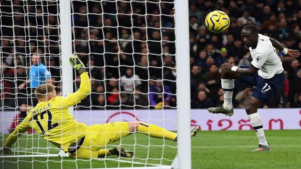 Sissoko mandando el balón al fondo de la red