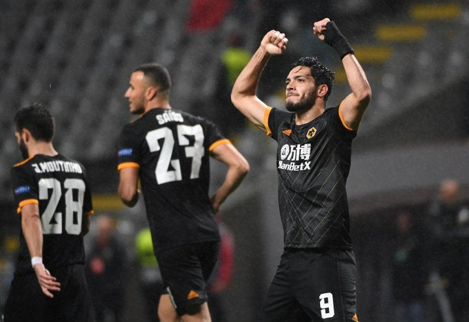 Raúl Jiménez festeja un gol con los Wolves