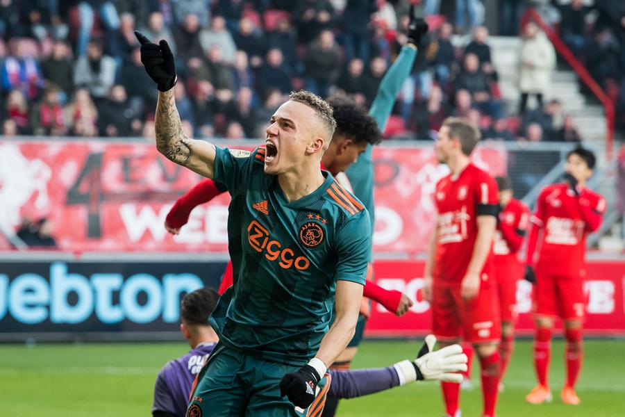 Noa Lang celebra uno de sus goles contra Twente