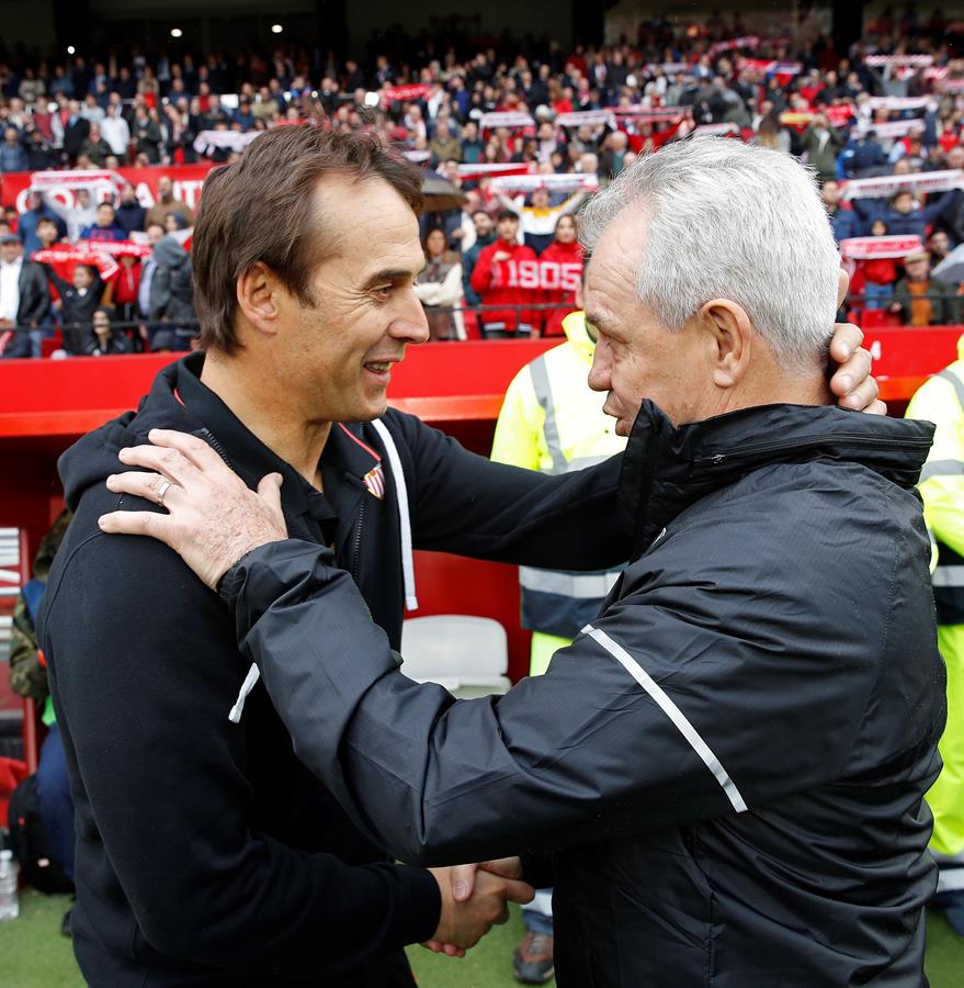 Julen Lopetegui y Javier Aguirre se saludan previo al partido