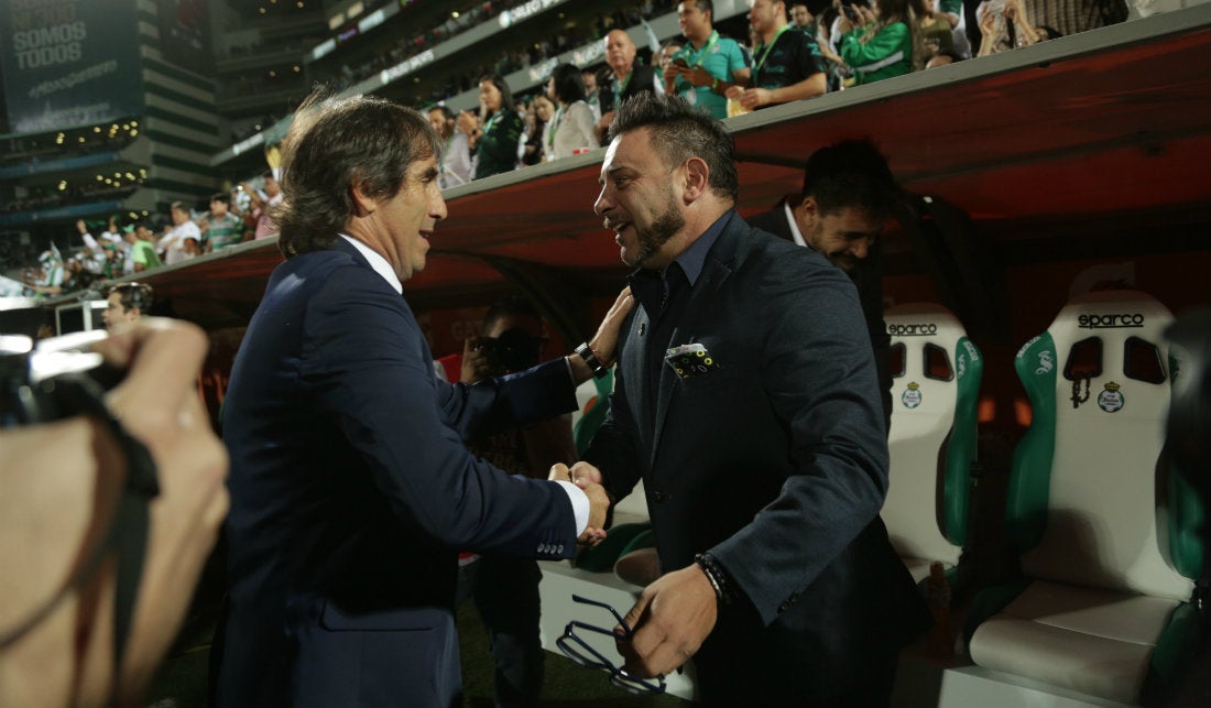 Antonio Mohamed y Jorge Almada en el Estadio Corona