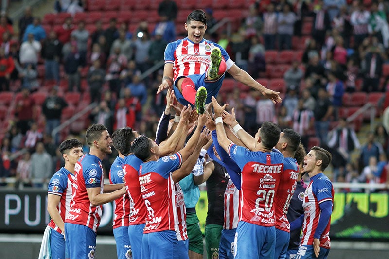 Jugadores de Chivas celebran título de goleo de Pulido