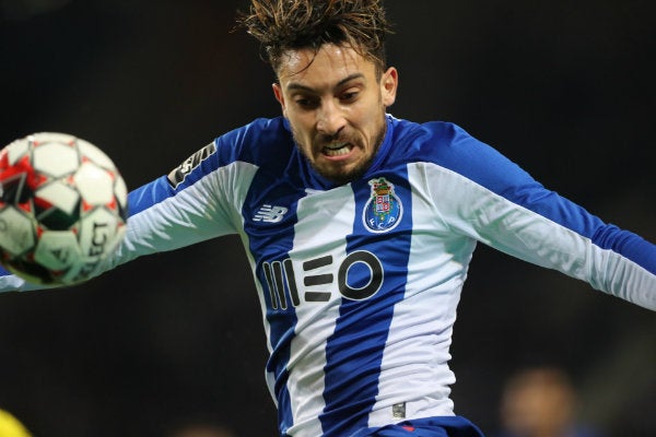 Alex Telles en acción con Porto 