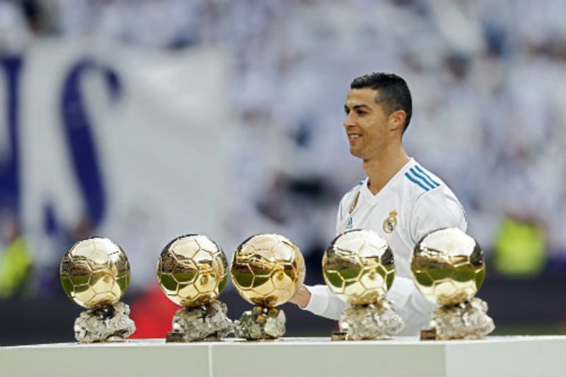 Cristiano Ronaldo posa con sus cinco Balones de Oro 