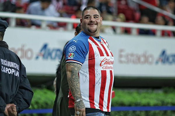 Andy Ruiz luce la playera de Chivas