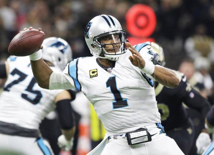 Cam Newton durante un duelo con los Panthers 