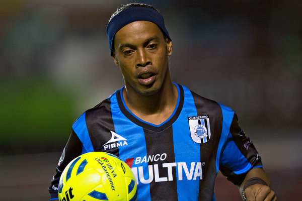 Ronaldinho como jugador de Gallos Blancos