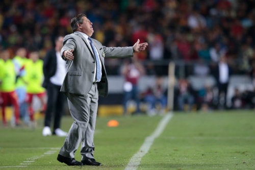 Miguel Herrera durante un partido de América