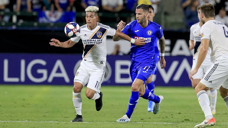 Favio disputa un balón con Méndez en la Leagues Cup 