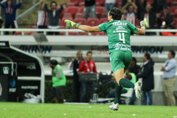 Toño Rodríguez, portero del Rebaño, celebrando su anotación