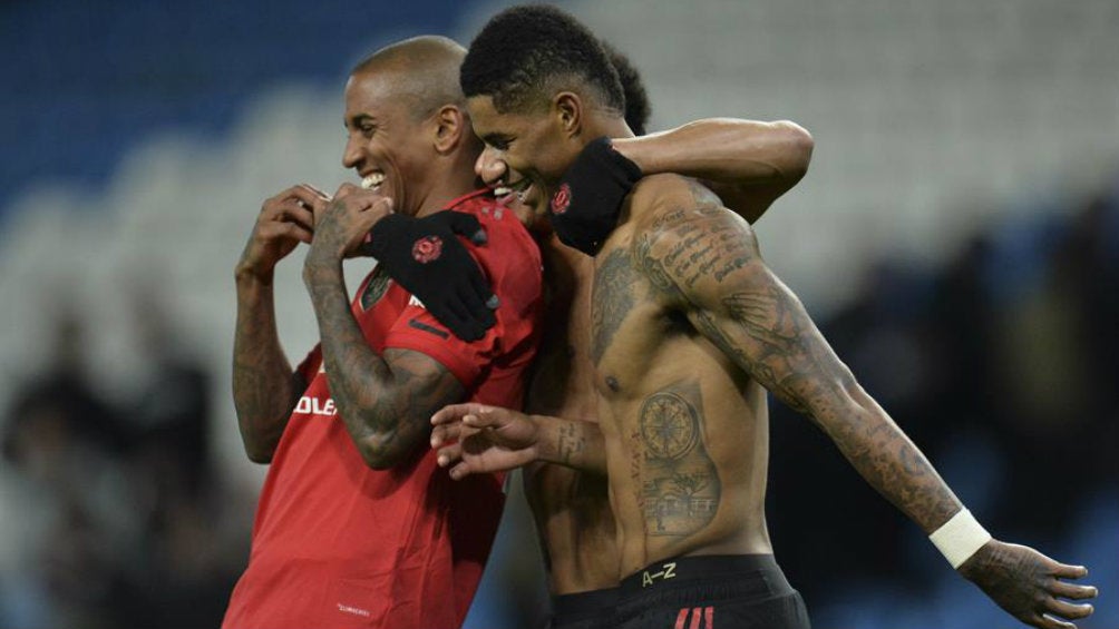 Ashley Young y Rashfor se abrazan tras la victoria 