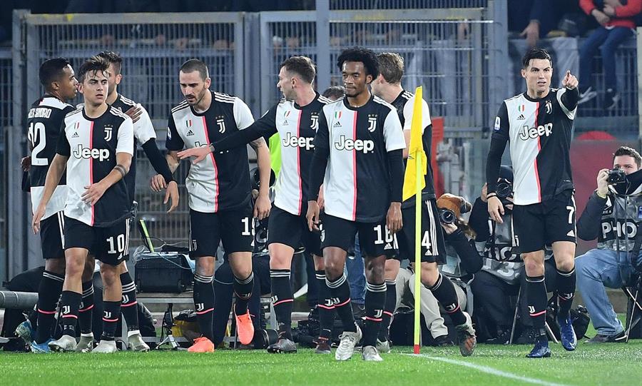 Jugadores de la Juventus celebran anotación