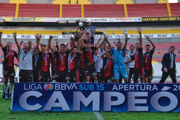 Atlas sub 15 levantando el trofeo de campeón