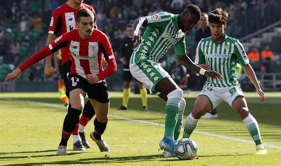 Diego Lainez, en acción con el Betis