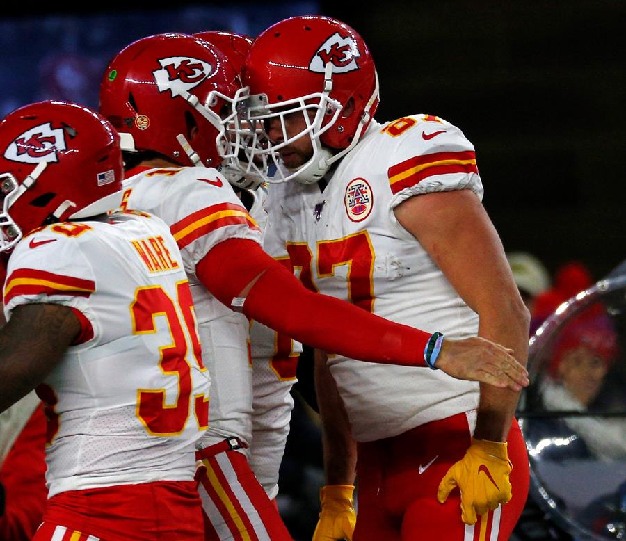 Jugadores de Chiefs celebran jugada sobre Pats