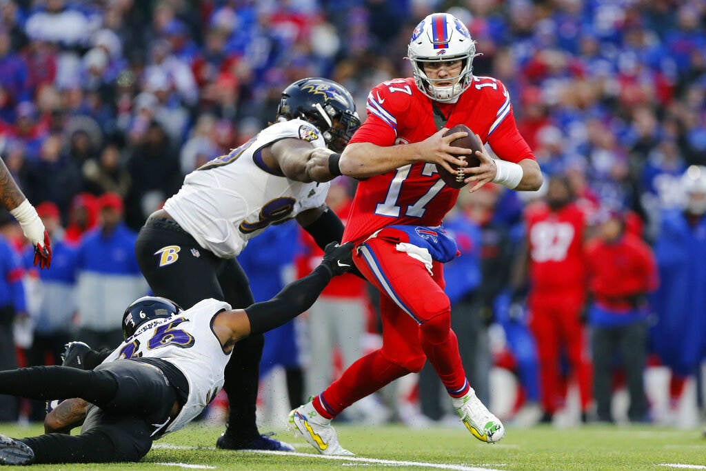 Josh Allen sufrió ante la presión de la defensiva rival