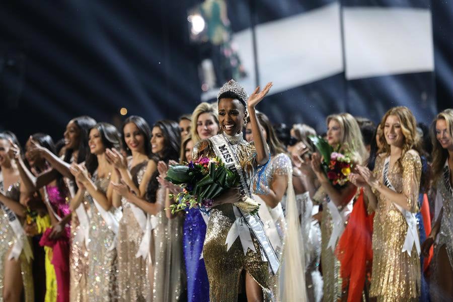 La sudafricana Zozibini Tunzi se consagró como Miss Universo