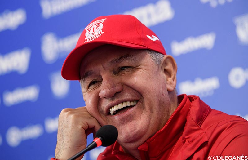 Javier Aguirre sonríe en conferencia de prensa