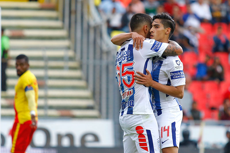 Guzman y Aguirre celebran un gol de Pachuca