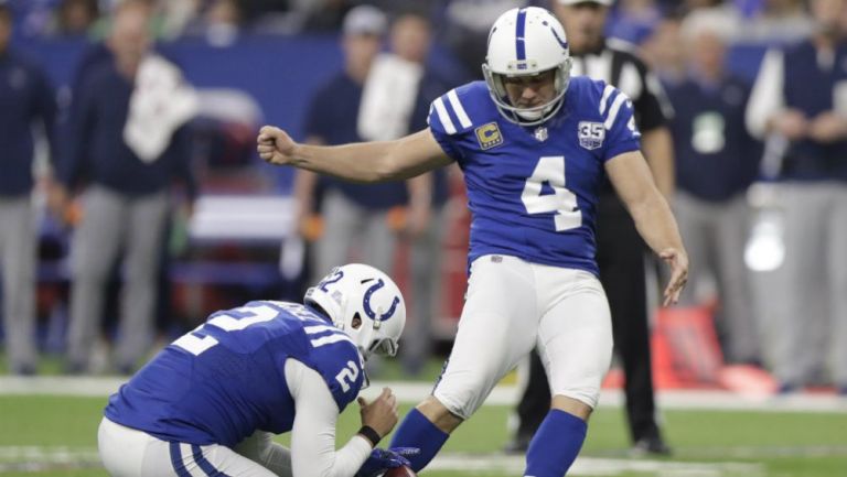 Adam Vinatieri durante el partido contra los Titans 