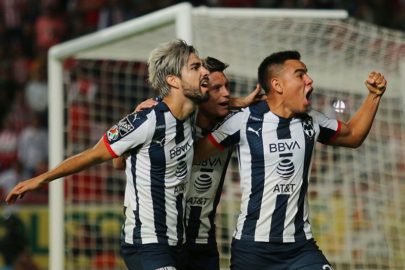 Rodolfo Pizarro y Carlos Rodríguez celebran gol de Rayados