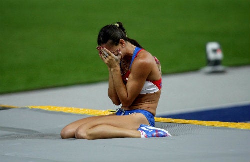 Isinbayeva llora en la colchoneta luego de un salto