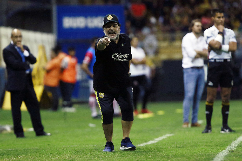 Maradona dando instrucciones en un partido de Dorados