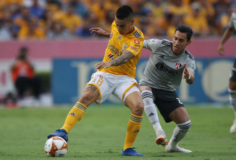 Lucas Zelayarán durante un duelo con Tigres