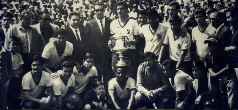 Jugadores del América reciben el trofeo de campeón en 1965