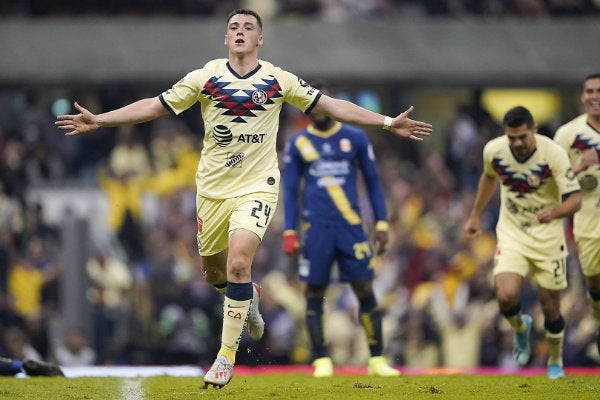 Federico Viñas celebrando una anotación con América